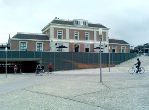 1024px-Station_Apeldoorn_01